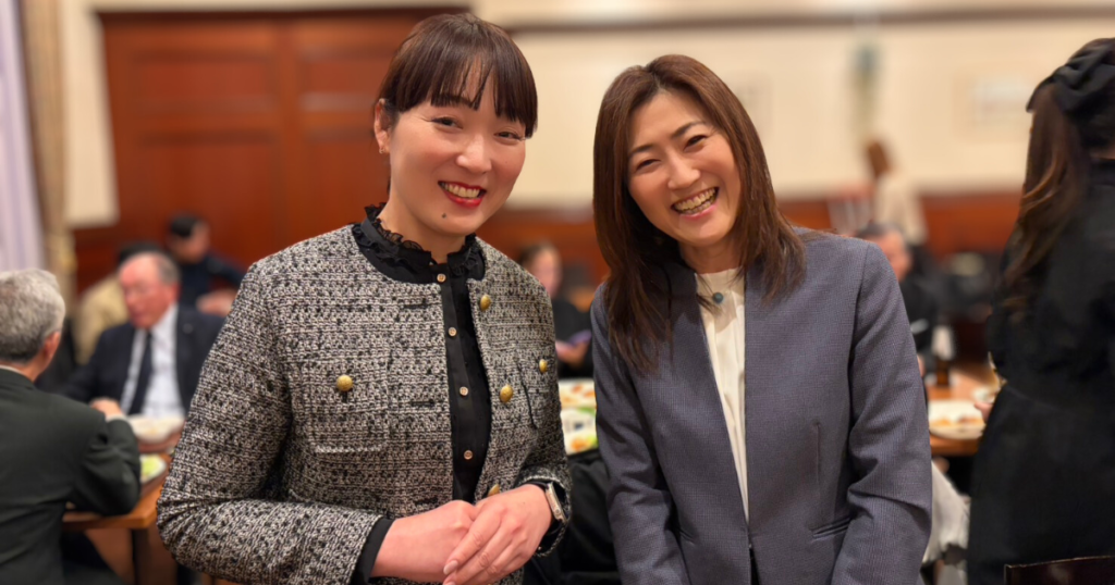 佐世保の同友会懇親会で同じ京都の同志社大学出身者と笑顔で交流する千丸常務