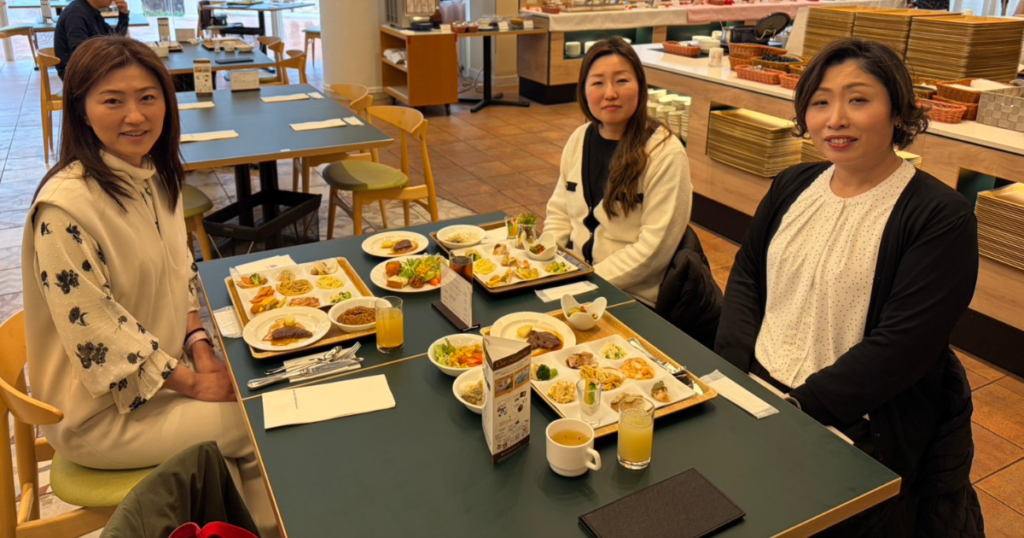 ランチミーティングで意見交換を行うiDEA事務チーム